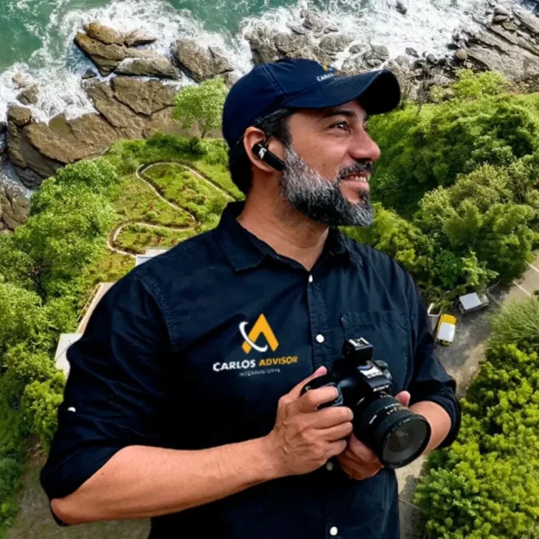 Carlos Gutiérrez con su cámara, grabando una propiedad frente al mar